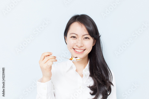 Photo: サプリメントを食べる女性 サプリメントを食べる女性