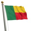 Die Flagge von Benin flattert am Fahnenmast