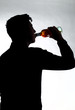 Jugendlicher trinkt Alkohol