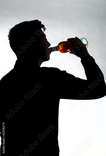Photo: Jugendlicher trinkt Alkohol Jugendlicher trinkt Alkohol