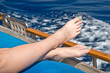 Pieds de femme sur un bateau, fond mer
