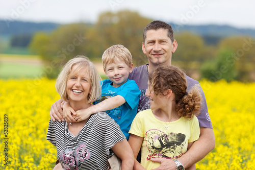 Photo: glückliche familie in der natur glückliche familie in der natur