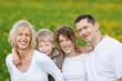 Foto: glückliche familie genießt die zeit draußen glückliche familie genießt die zeit draußen