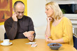 Foto: Mann und Frau spielen Karten Mann und Frau spielen Karten
