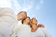 Foto: familie vor blauem himmel familie vor blauem himmel