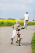 Foto: vater und sohn mit dem rad unterwegs vater und sohn mit dem rad unterwegs