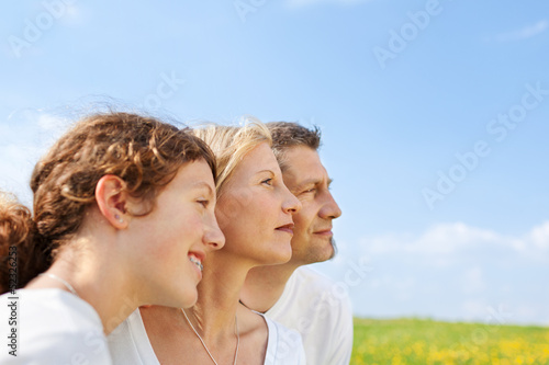 Photo: glückliche familie im sommer glückliche familie im sommer