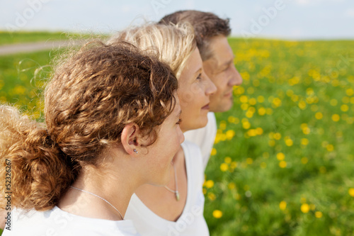 Photo: familie schaut auf grüne wiese familie schaut auf grüne wiese