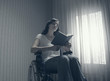 Foto: Young woman reading a book Young woman reading a book