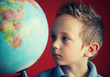 Foto: boy looking at world boy looking at world