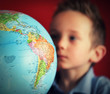 Foto: boy world globe boy world globe