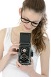 Foto: Junge Frau mit Mittelformat-Kamera Junge Frau mit Mittelformat-Kamera