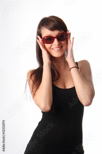 Photo: ragazza allegra con occhiali da sole ragazza allegra con occhiali da sole