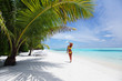 Foto: woman in bikini under palm woman in bikini under palm
