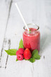 Roter Smoothie mit Fruchtdeko