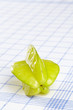 Sternfrucht (Carambola) auf einem Geschirrtuch