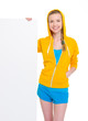 Foto: Happy teenager girl showing blank billboard Happy teenager girl showing blank billboard