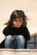 Niña enviando un beso