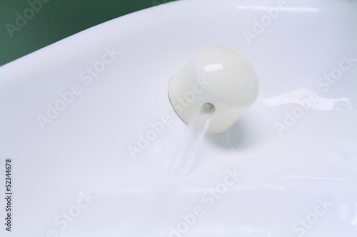 Photo: Getto d'acqua della vaschetta del dentista Getto d'acqua della vaschetta del dentista