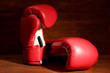 Foto: Boxing gloves on wooden background Boxing gloves on wooden background