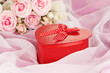 Foto: Beautiful gift on flowers background Beautiful gift on flowers background
