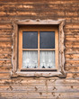 Hütte und Fenster mit Vorhang 3