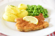 Schnitzel mit Kartoffeln und Erbsen