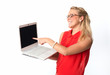 Blondine mit Brille am Laptop