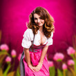 attraktive junge Frau im Dirndl