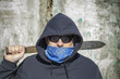 Foto: Man with a machete on a old wall background Man with a machete on a old wall background