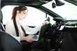 Foto: attraktive Frau im Auto attraktive Frau im Auto