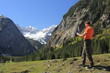 Mann mit tablet PC in der Natur