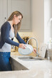 Foto: Woman doing the washing up Woman doing the washing up