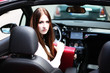 attraktive Frau im Auto