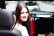attraktive Frau im Auto