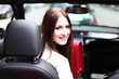 attraktive Frau im Auto