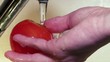 Lavando un tomate, primer plano