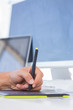 Foto: Male hand drawing on graphics tablet Male hand drawing on graphics tablet