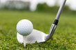 golfball wird abgeschlagen