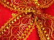 Goldene Schleife ziert Geschenk