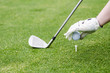 golfer legt ball zum abschlag bereit