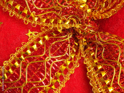Photo: Goldene Schleife ziert Geschenk Goldene Schleife ziert Geschenk