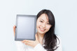 Photo: タブレットPCを見せる女性 タブレットPCを見せる女性