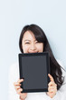 Photo: タブレットPCを見せる女性 タブレットPCを見せる女性