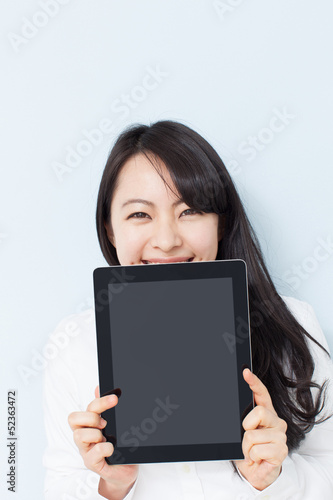Photo: タブレットPCを見せる女性 タブレットPCを見せる女性