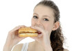 Schülerin isst Cheeseburger