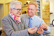Paar Senioren kauft Brille