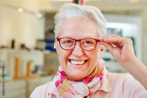 Photo: Seniorin mit Brille beim Optiker Seniorin mit Brille beim Optiker