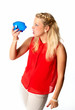 Blondine mit Sparschwein