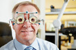 Mann beim Augenarzt mit Messbrille
